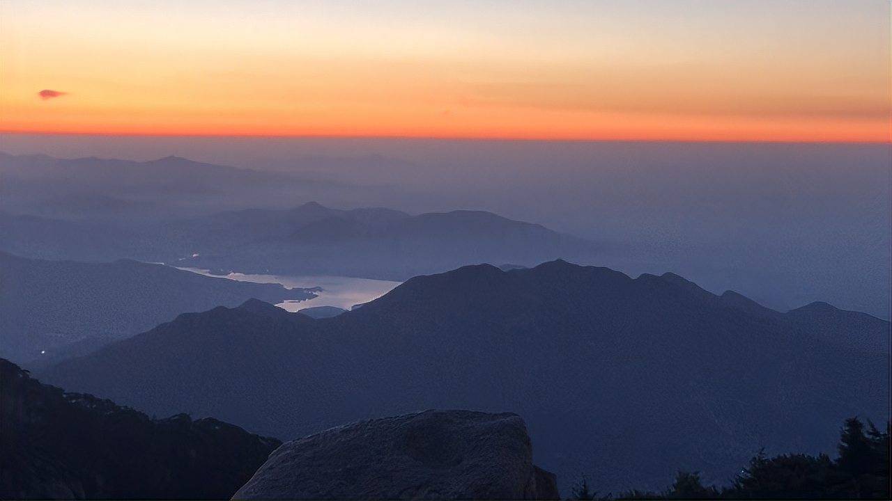 [图]实拍泰山日出美景,朝霞染红了天空,群山连绵起伏宛如水墨画