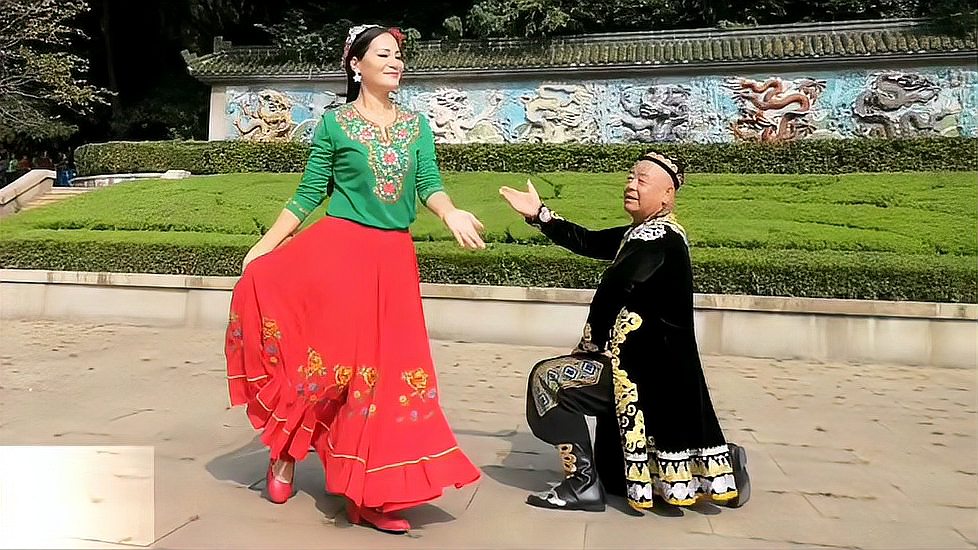 优美的维吾尔族舞蹈跳起来