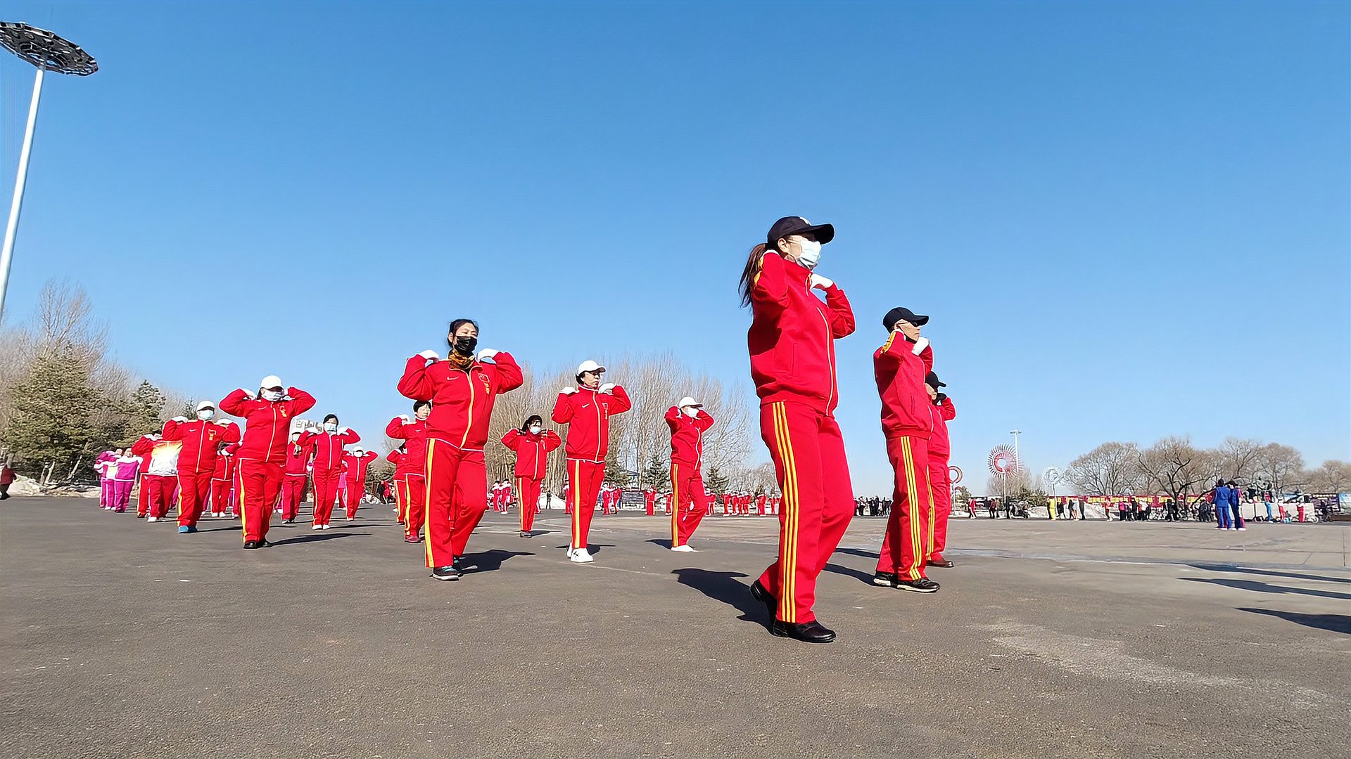 [图]中国最火广场舞,佳木斯行进有氧健身操,动感的旋律,快乐的步伐