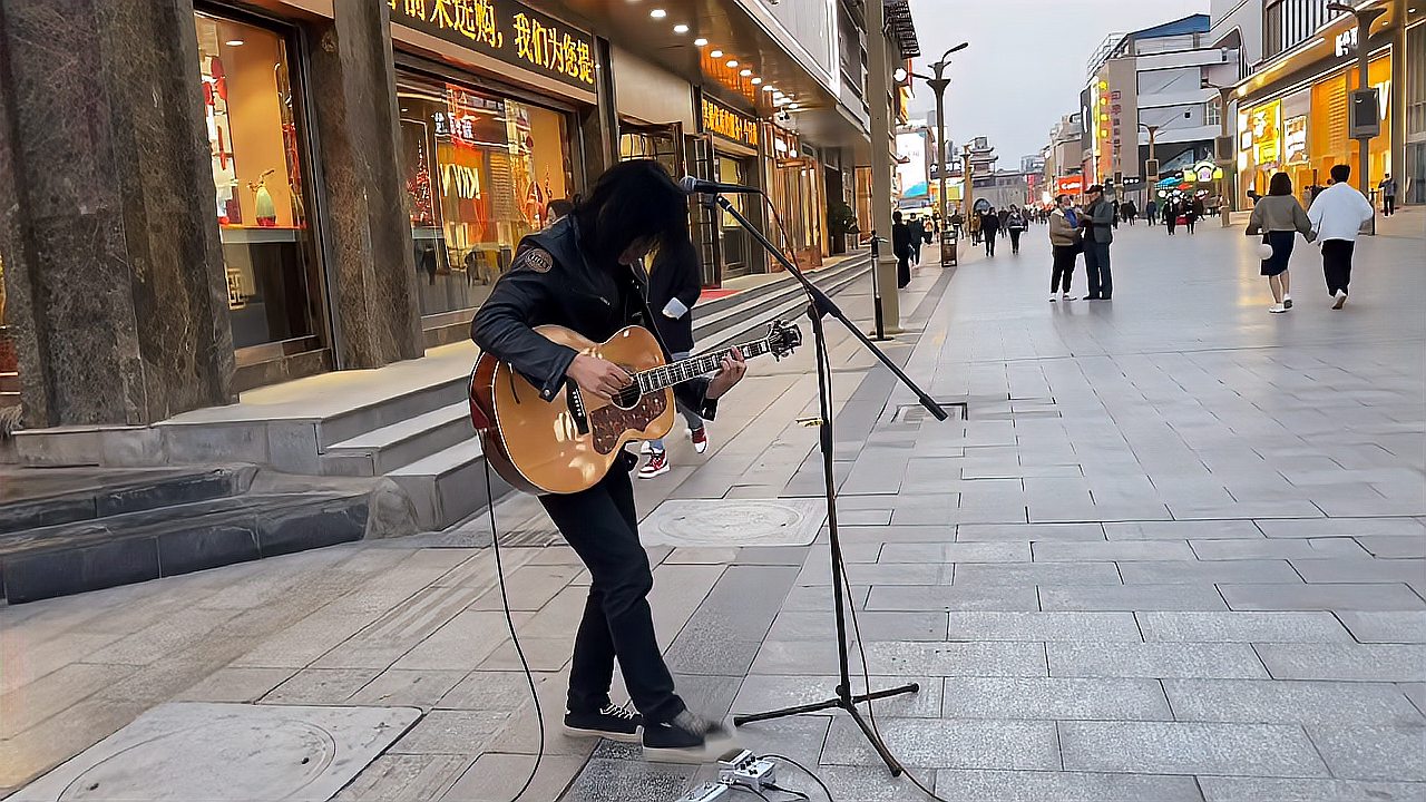 [图]街头弹唱许巍歌曲完整版《我的秋天》来了