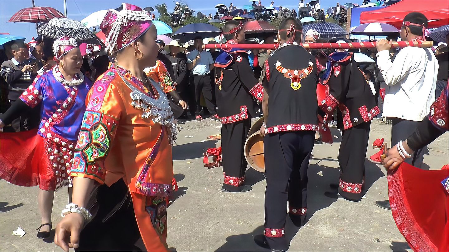 白保坡芦笙场上表演铜鼓舞,是苗族特有的一种民族民间舞蹈