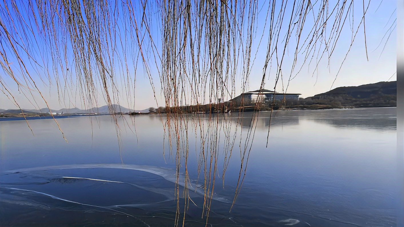 [图]冬季中冰封的雪野湖