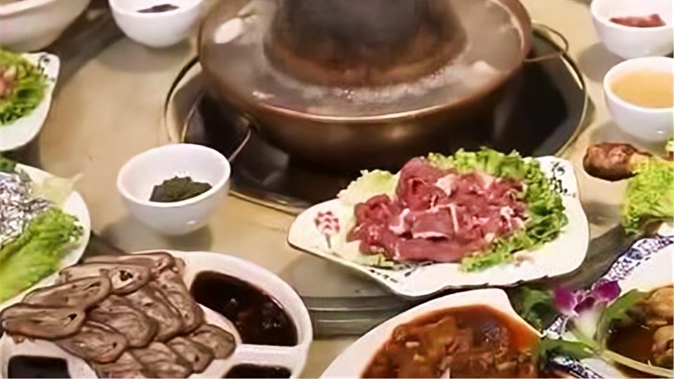 [图]美食2:烤羊腿涮羊肉,全羊宴让人垂涎欲滴,羊肉鲜美入口嫩滑!