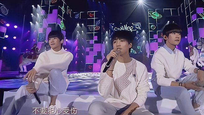 [图]TFBOYS合体唱《剩下的盛夏》，周董作曲，三位白衣少年太帅了！