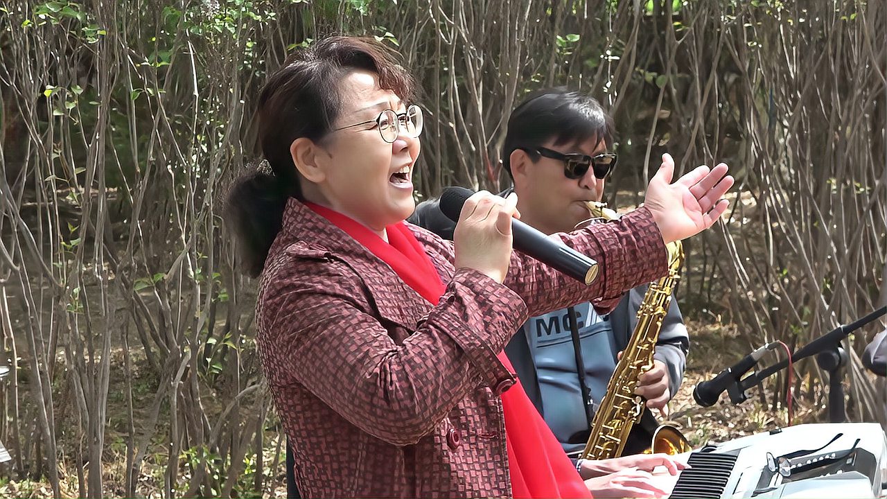 [图]唐山凤凰山公园演唱会 在希望的田野上