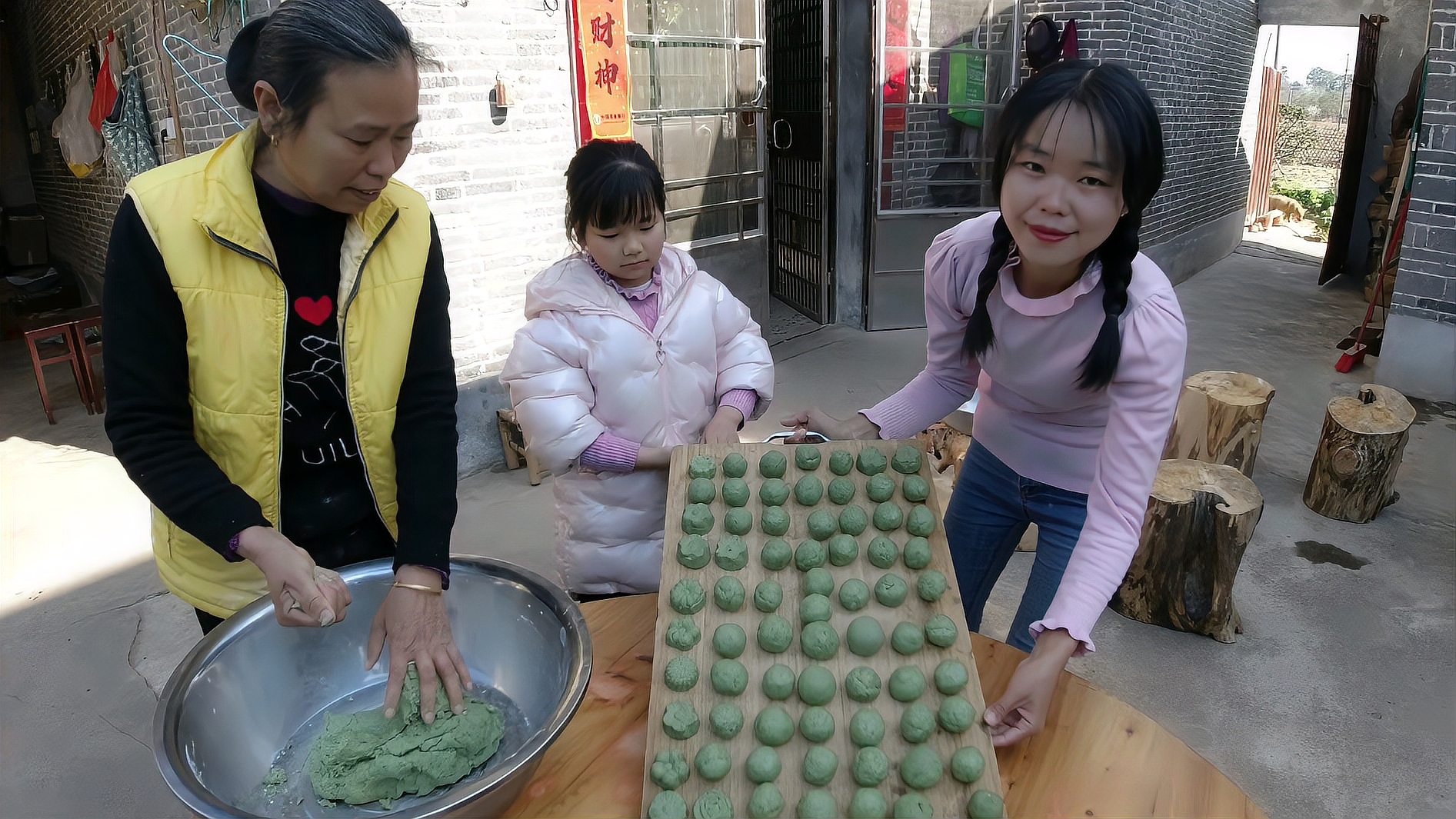 [图]江西农村用艾草做艾米果，妈妈的手艺村里有名，想学的赶紧看过来