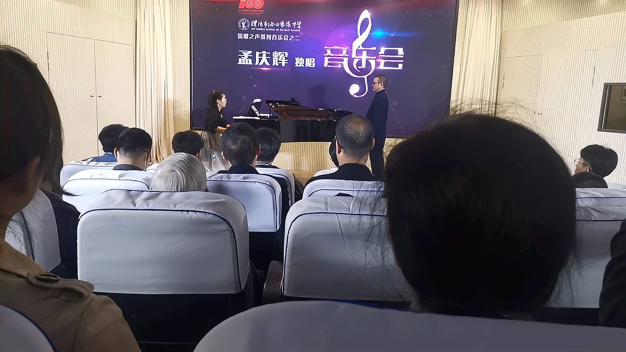 [图]音乐会现场《请你别忘了我》,著名的意大利歌曲,用咽音技法演绎