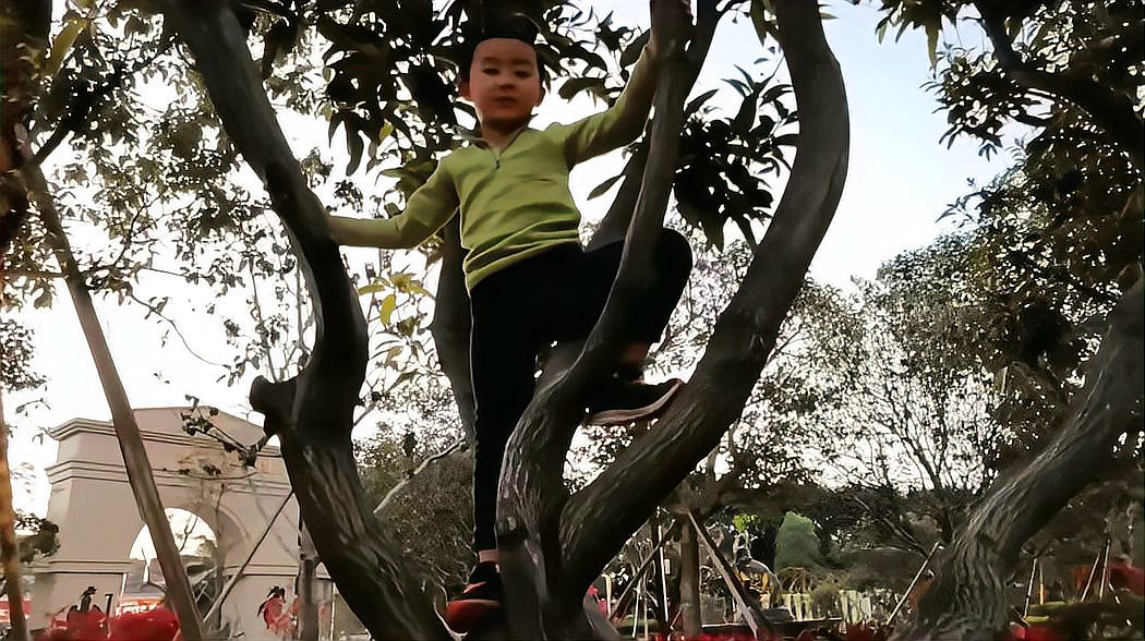 [图]童言童语。壮壮在树上编故事,讲古人吃大象蚂蚱水果,穿什么呢