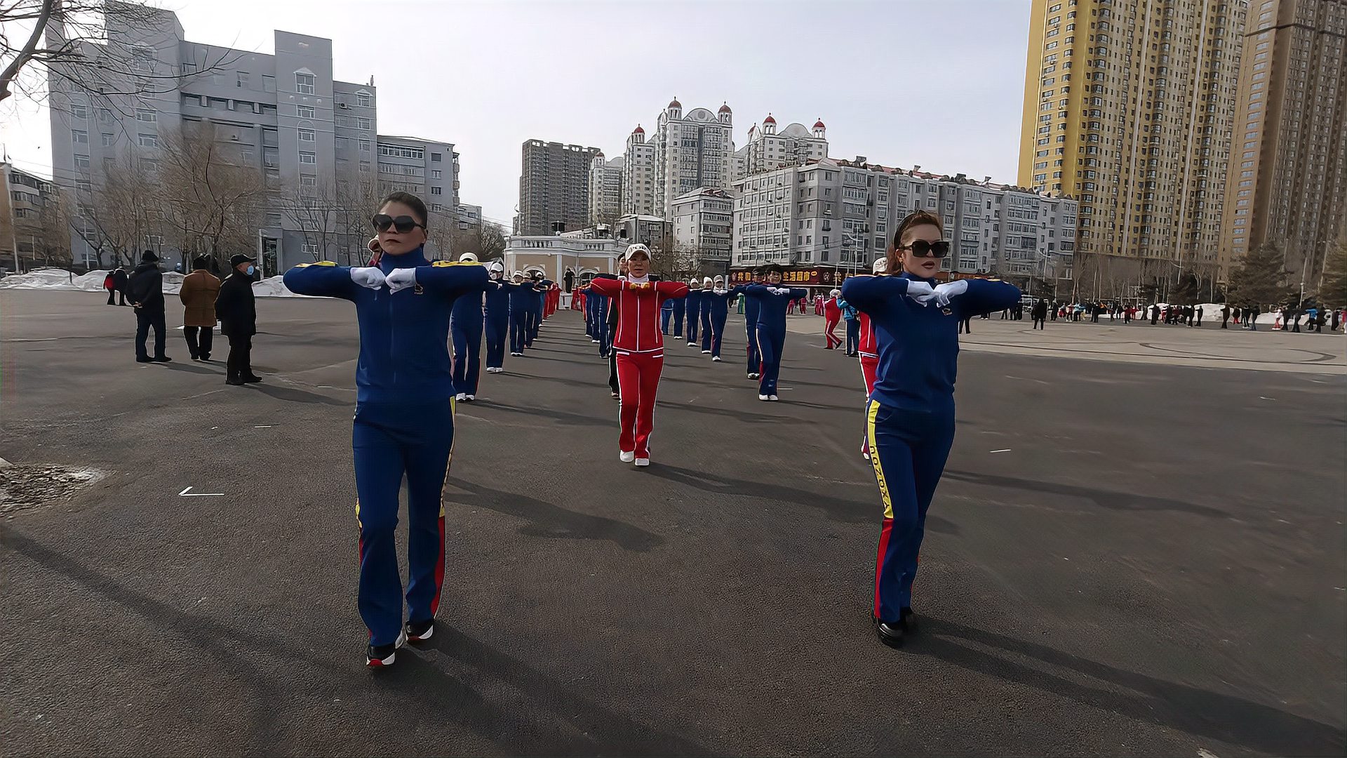 中国最火广场舞,佳木斯行进有氧健身操!