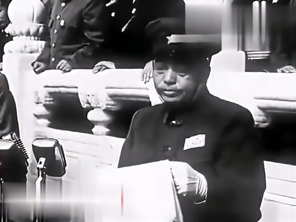 [图]1954年国庆大阅兵，彭德怀豪迈宣读国防部命令