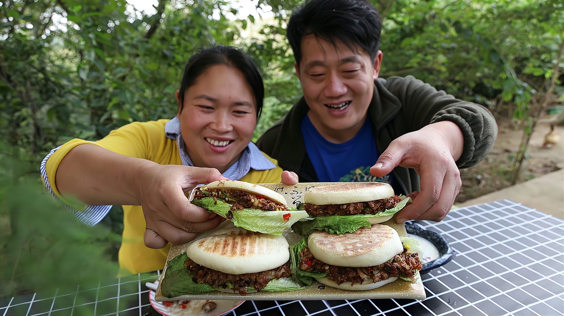 [图]胖妹做4个肉夹馍，肉质肥而不腻，一口咬下去，满腮帮子都是肉香