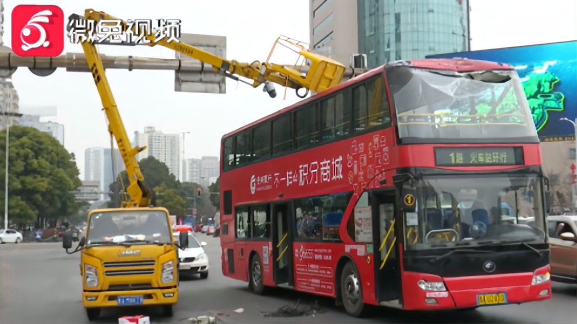 [图]事发贵阳一路中间，公交车撞上高空作业机！吊篮内施工人员受伤