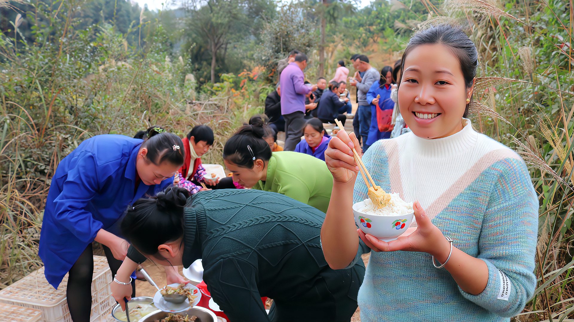 [图]几十个人在山上吃饭，现场就像过年一样热闹，真是人多吃啥都香