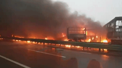 陕西包茂高速铜川段40余辆车相撞！10余车起火、多人被困！-有驾