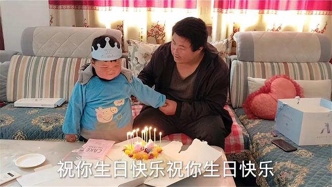 宝宝过生日妈妈多吃块蛋糕,宝宝说了啥话惹得妈妈乐不停,太逗了
