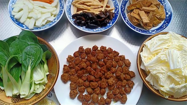 农村媳妇做一锅陕西丸子烩菜,色香味美,两个爸爸都有份