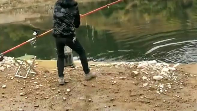 为给女友庆生违法钓鱼 男子起鱼瞬间就被抓了