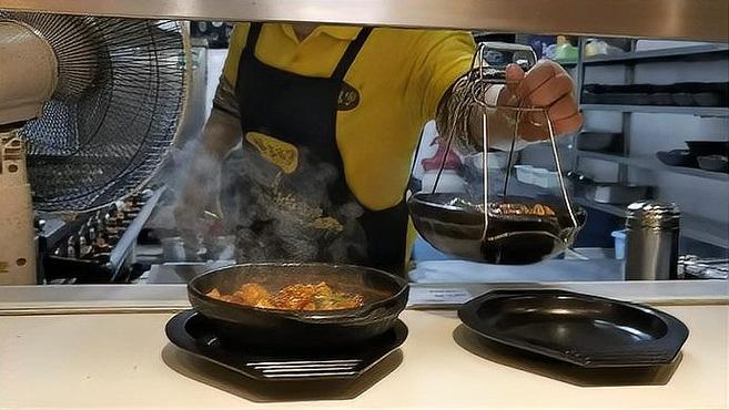 果然视频|一碗热气腾腾的黄焖鸡米饭,成了济南新名片