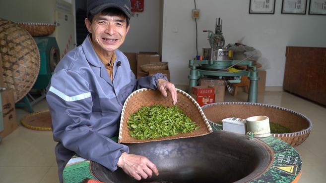 龙井手工炒茶师:200度高温手炒茶叶,满手起泡
