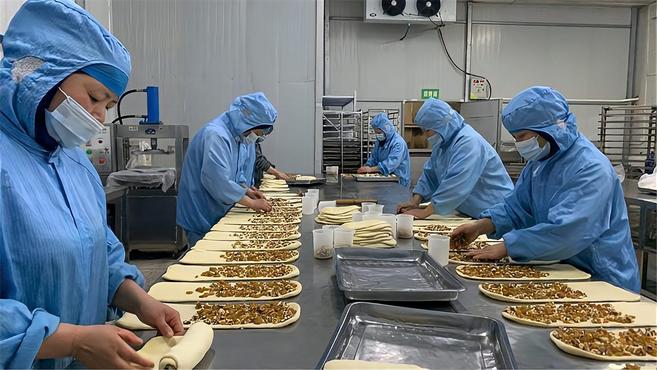 大列巴面包制作现场,20几个阿姨居然都不带手套,这样卫生吗?