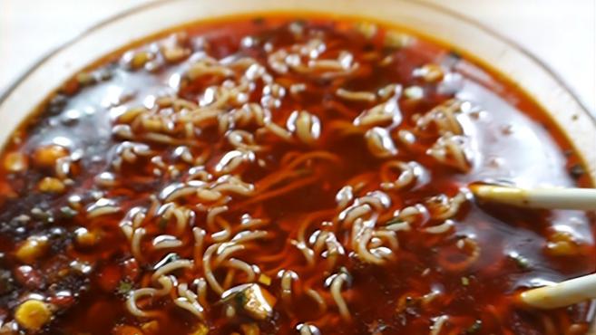 把超市所有泡面的调料包混合起来做一款泡面!