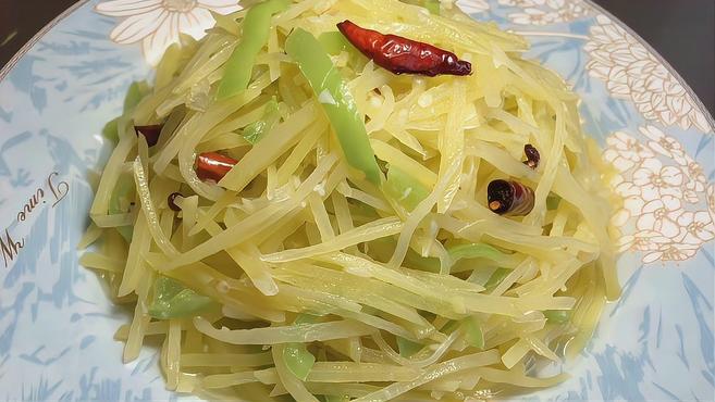 原来炒土豆丝也有技巧,难怪以前炒得不好吃,清脆爽口下酒又下饭