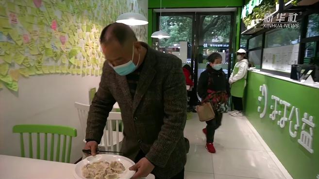 医院旁的暖心小店:为有困难人士提供免费水饺