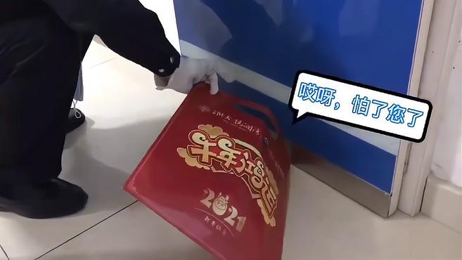 派出所值班大厅来了一条小蛇 蜀黍:小青,你是来报警的么?