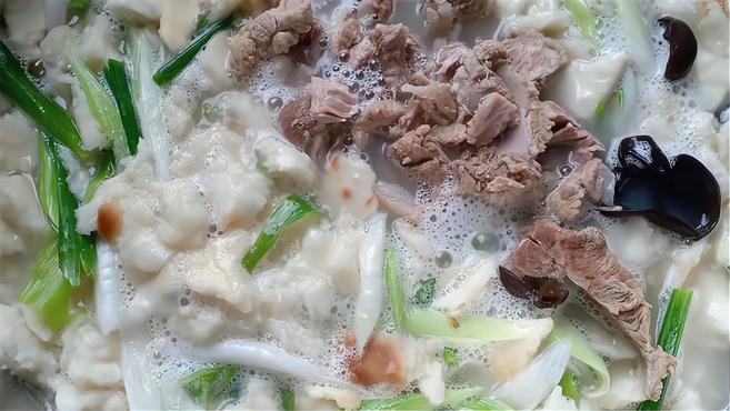 农村媳妇花三十元做美味,肉烂汤鲜,第一碗给公公