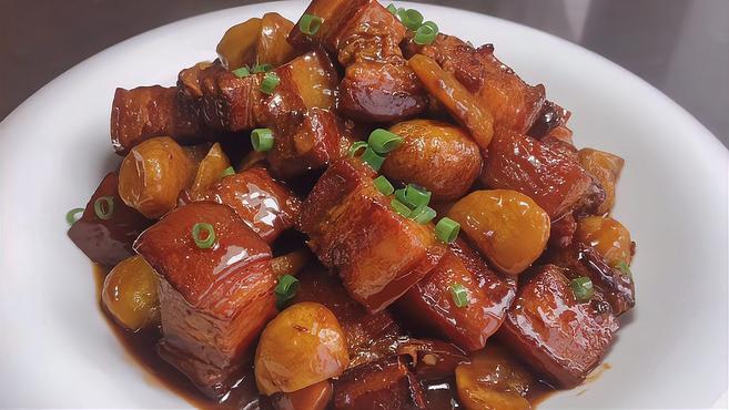 厨师长教你板栗红烧肉的家常做法,步骤详细,软糯入味下酒又下饭