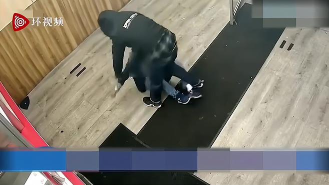 为抢2美元,纽约一黑人男子对炸鸡店顾客大打出手