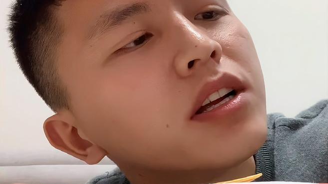 路边摊上1元一串的钵钵鸡,现在也出方便盒装了,吃着很正宗哦!
