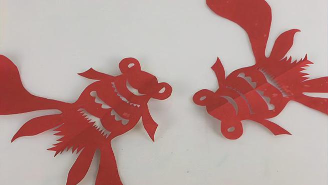 剪纸很有趣,教你剪漂亮的金鱼剪纸,尾巴很飘逸,大家看了都夸赞