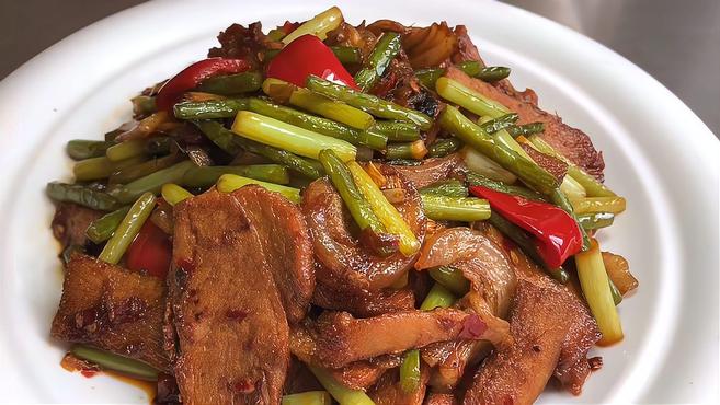 厨师长教你蒜苔回锅肉的家常做法,步骤详细,肥而不腻下酒又下饭