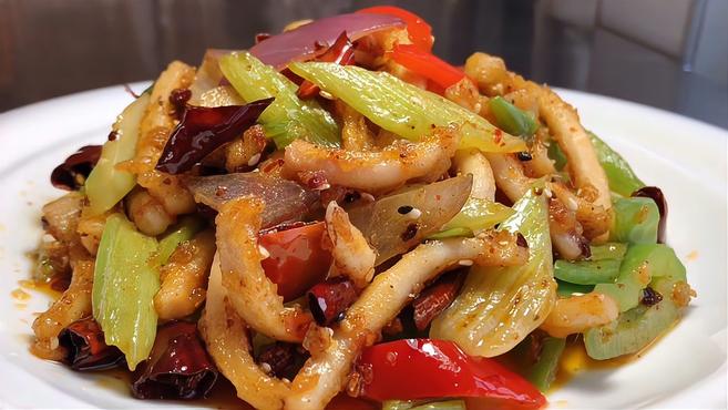 厨师长教你干煸鱿鱼的家常做法,步骤详细,麻辣爽口下酒又下饭