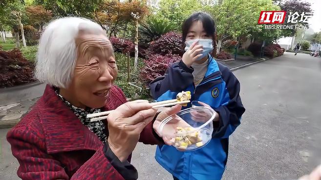 张家界中学生探望兵爷爷暖心一幕 为老人做的肉丸先进了自己嘴里