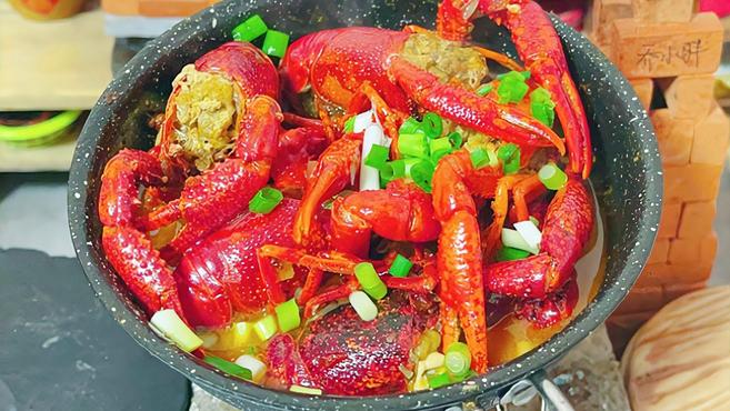 河边抓两筐小龙虾,做“麻辣小龙虾”,又麻又辣,一口一个真香