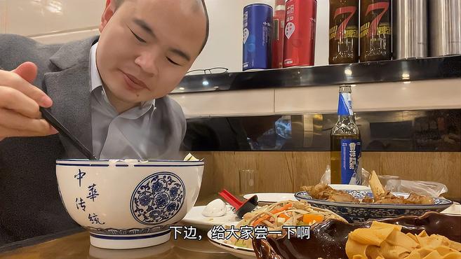 羊肉烩面,配料丰富,味道美,羊肉骨头,有嚼劲,好吃,素拼美味