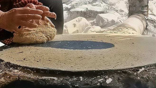 果然视频|上过《舌尖上的中国》的沂蒙煎饼是咋摊的?