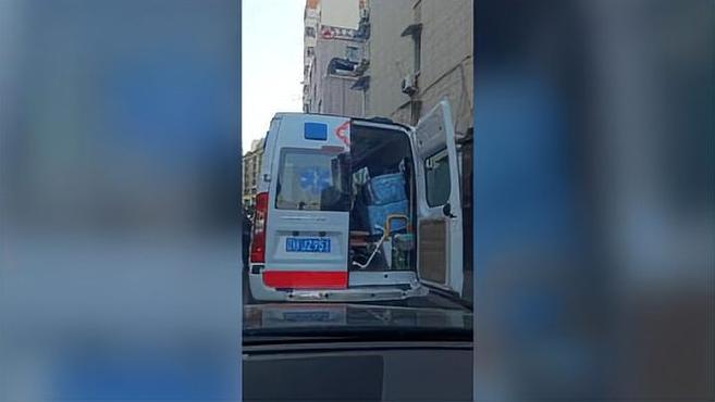 外地牌照救护车占道搬家?警方:车辆已暂扣,正调查