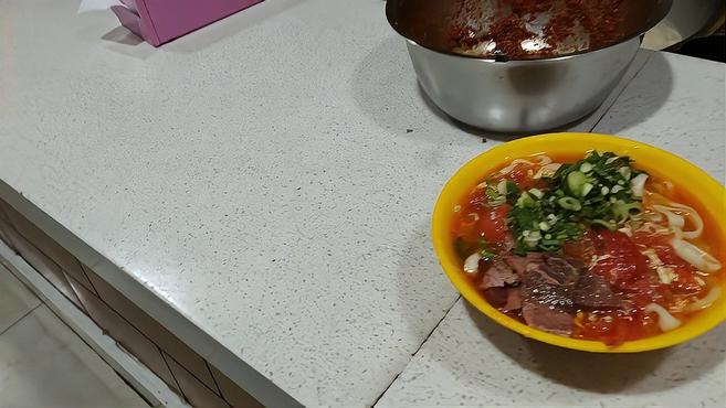 实拍电子厂吃饭,这么一大碗西红柿鸡蛋面,只要7.5