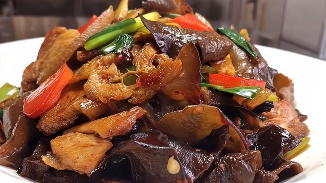 厨师长教你木耳炒五花肉的家常做法,步骤详细,脆爽入味下酒又下饭