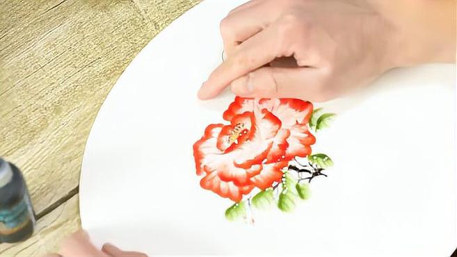 以果酱为颜料,男子在菜盘上作画被餐饮界称为“花王”