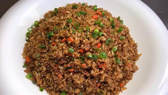 厨师长教你酱油炒饭的家常做法,步骤详细,香味浓郁粒粒分明不粘连