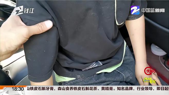 面包车爆胎撞护栏甩尾 后排不系安全带被甩出