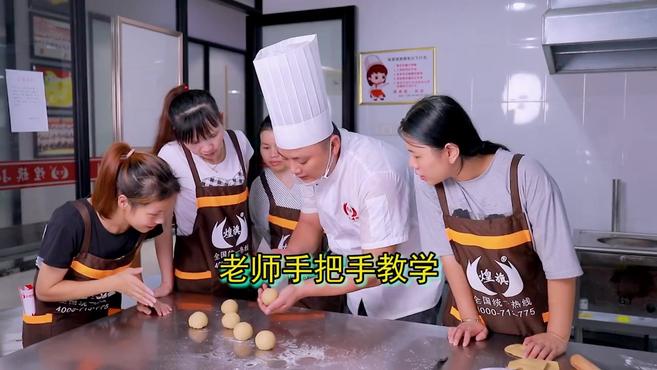 在各类点心中,代表名品有:鲜虾荷叶饭、绿茵白兔饺、煎萝卜糕 、马蹄糕、皮蛋酥、 冰肉千层酥