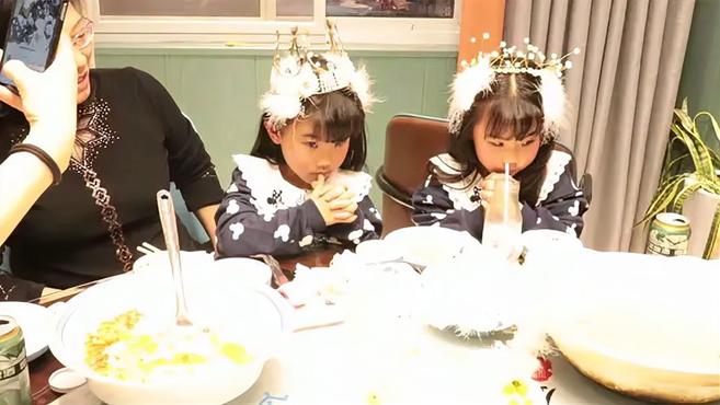 双胞胎姐妹过生日,拿蛋糕、做头发还画了美美的妆跳舞