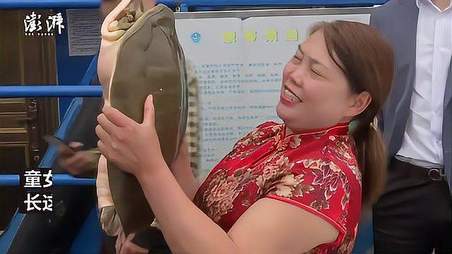 水产店主收购23斤甲鱼,乘船将其放生长江