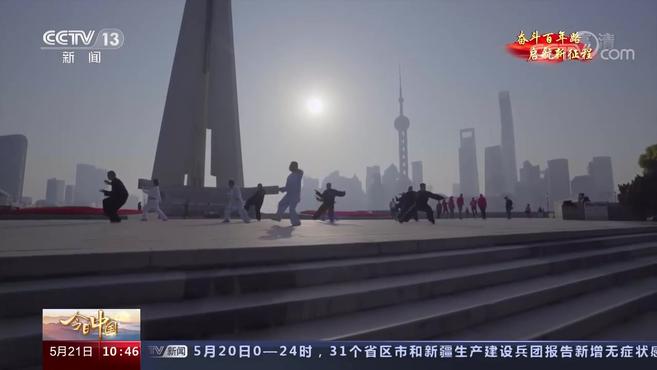 【“侬好!饭吃过伐?”[心]】平价菜肉专柜,一早就摆满了各种新鲜蔬果;助老送餐车装着一盒盒