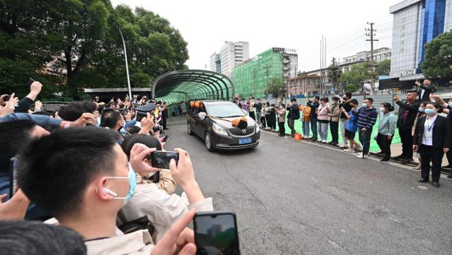 [图]夹道送别！市民高喊袁爷爷一路走好